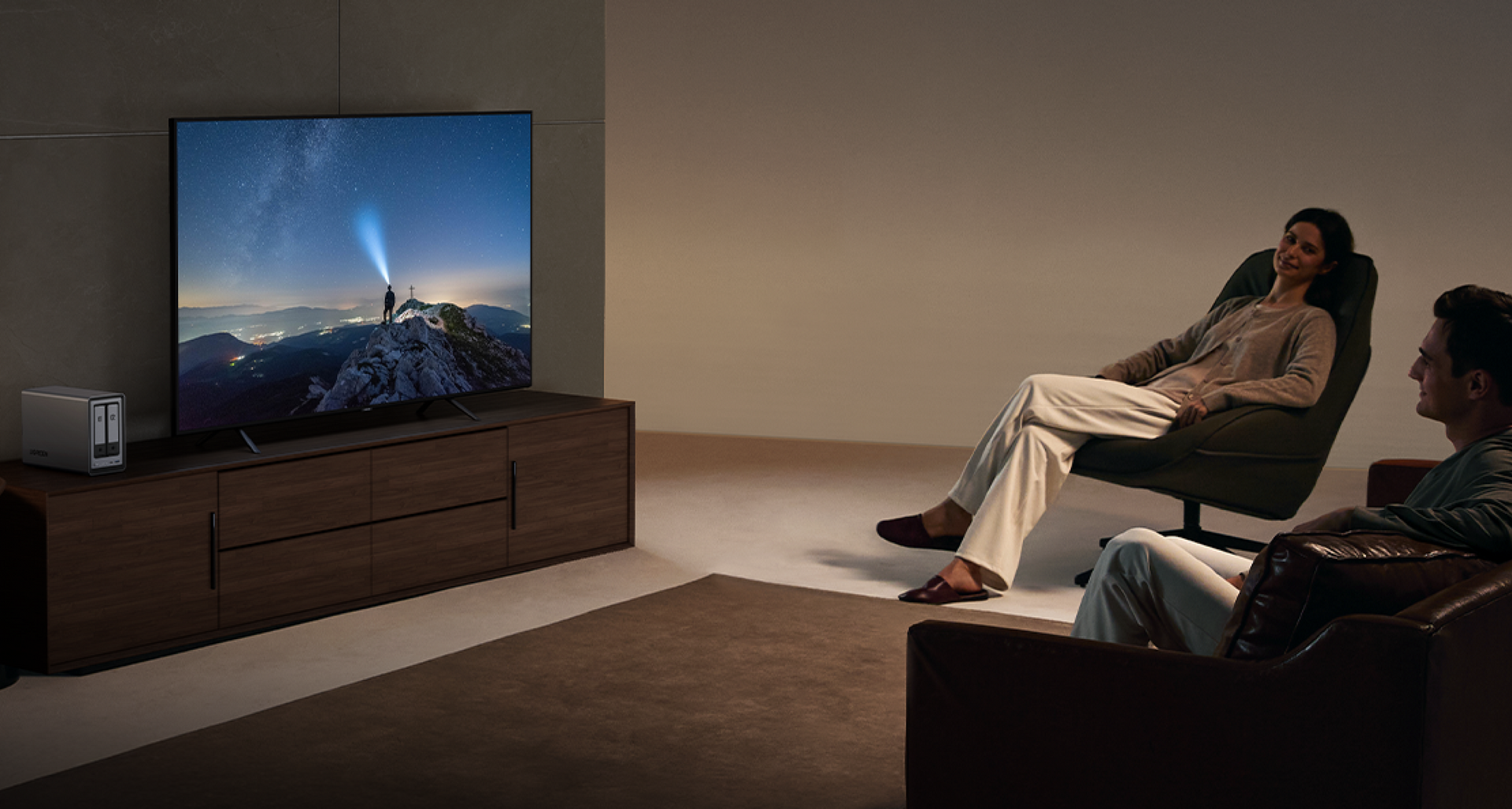 UGREEN DXP2800 NAS als Medienserver für 4K-Heimkino im Wohnzimmer
