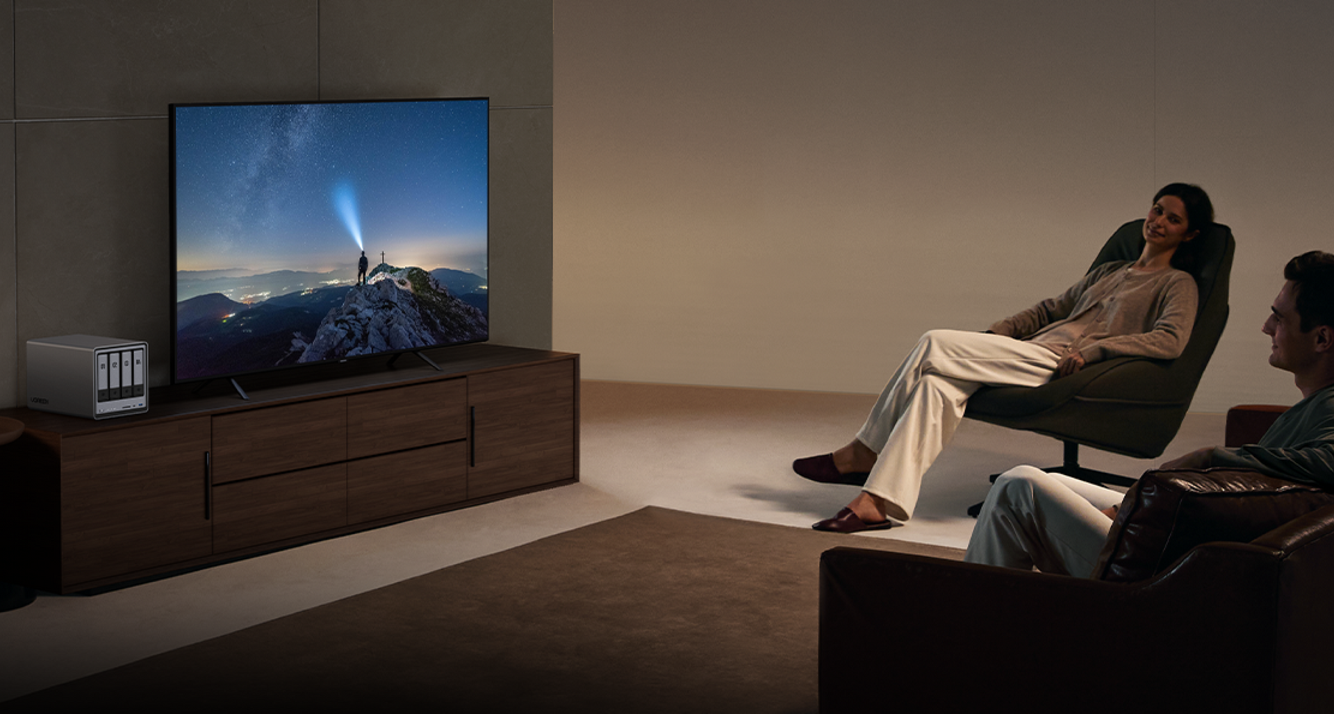UGREEN DXP4800 Plus NAS als Medienserver für 4K-Heimkino im Wohnzimmer